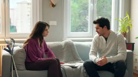 Civan rompe con Ceren y le confiesa que ama a otra mujer Civan rompe con Ceren y le confiesa que ama a otra mujer