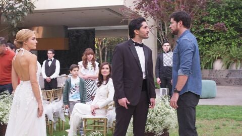 David irrumpe en la boda de Leona para impedirla 