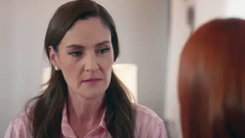 Velvet el nuevo imperio - Sofía consuela a Blanca con el asunto de su padre Velvet el nuevo imperio - Sofía consuela a Blanca con el asunto de su padre