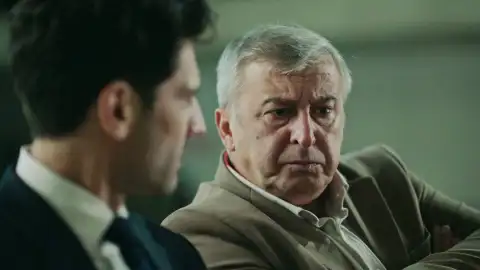 Secretos de familia - Ilgaz busca consuelo en su padre Metin Secretos de familia - Ilgaz busca consuelo en su padre Metin