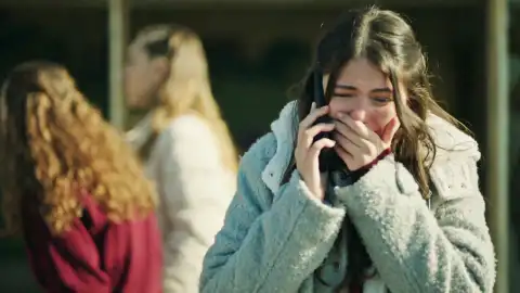 Secretos de familia - Çinar apunta a Serdar con una pistola Secretos de familia - Çinar apunta a Serdar con una pistola