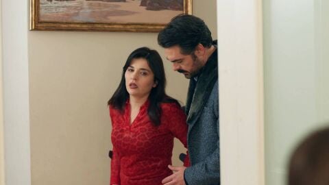 Nur regresa a casa tras su hospitalizaciñon y estalla al ver que Ela sigue allí 