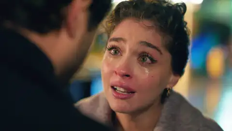 Ela le confiesa a Civan que es Leyla y que Nur es la mujer que le destrozó la vida Ela le confiesa a Civan que es Leyla y que Nur es la mujer que le destrozó la vida