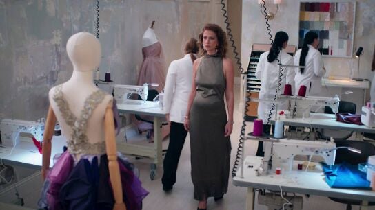 Velvet el nuevo imperio - Cristina destroza los vestidos de Ana ya que no puede hacerlo con su carrera