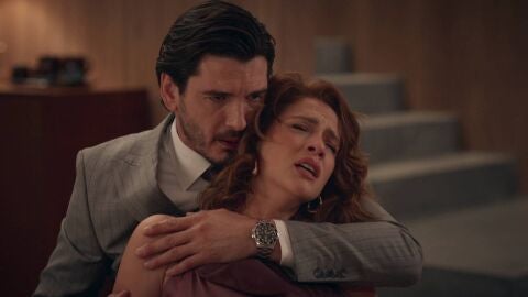 Cristina sangra después de una fuerte discusión con Alberto, que ya conoce su aventura con Víctor