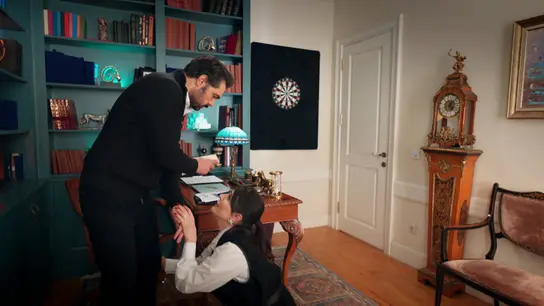 Nur pide perdón a Tufan como último intento para que no se divorcie de ella Nur pide perdón a Tufan como último intento para que no se divorcie de ella
