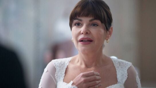 Blanca, ilusionada en el amor, felicita a Isabel por su boda