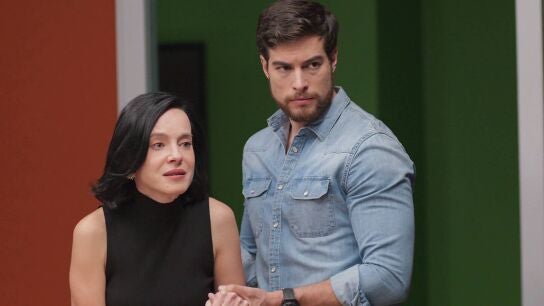 Camila teme perder el amor de Ana Julia y se enfrenta a Leona