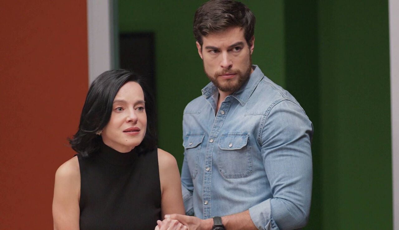 Camila teme perder el amor de Ana Julia y se enfrenta a Leona