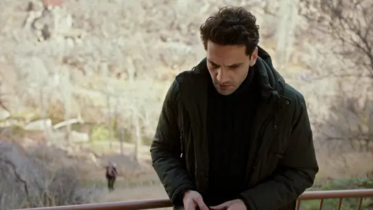 Secretos de familia - Ilgaz recibe un mensaje en plena escapada con Ceylin Secretos de familia - Ilgaz recibe un mensaje en plena escapada con Ceylin