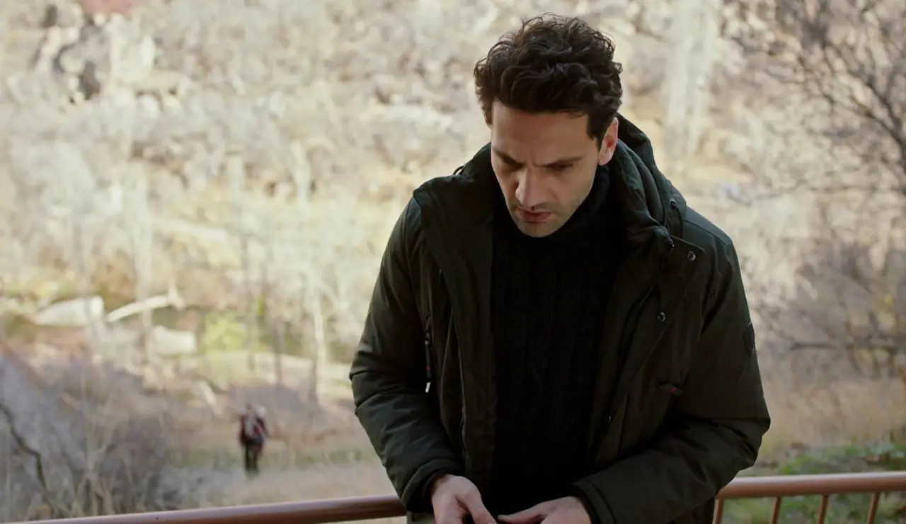 Secretos de familia - Ilgaz recibe un mensaje en plena escapada con Ceylin