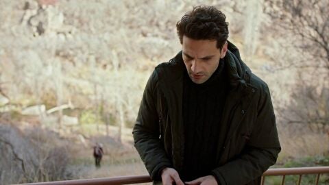 Secretos de familia - Ilgaz recibe un mensaje en plena escapada con Ceylin