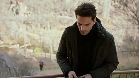 Secretos de familia - Ilgaz recibe un mensaje en plena escapada con Ceylin Secretos de familia - Ilgaz recibe un mensaje en plena escapada con Ceylin