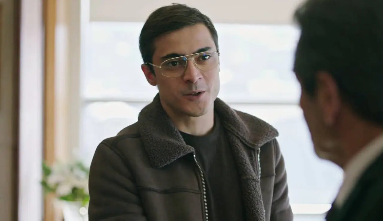 Yekta conoce a su nuevo hijo