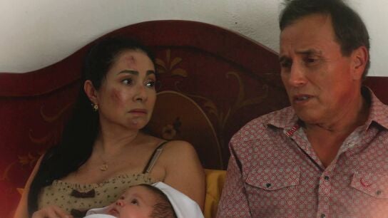 Me atrevo a amarte - Carmen y Delfino disfrutan de un hijo que no es suyo pero ella no lo sabe