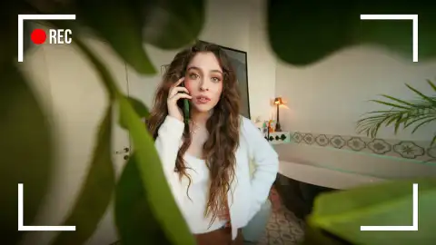 Ela instala una cámara oculta en el baño de Nur Ela instala una cámara oculta en el baño de Nur