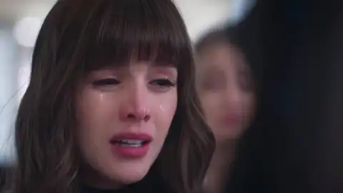 Velvet el nuevo imperio - Ana se desmaya durante el funeral de Alberto Velvet el nuevo imperio - Ana se desmaya durante el funeral de Alberto