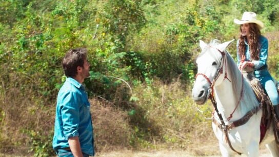 Me atrevo a amarte - Alejandro se choca con Victoria y se queda prendado de ella
