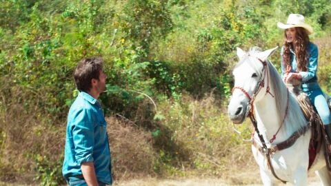 Me atrevo a amarte - Alejandro se choca con Victoria y se queda prendado de ella