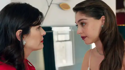 Así reacciona Nur al saber que Ela se ha casado con Civan Así reacciona Nur al saber que Ela se ha casado con Civan