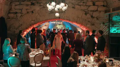 Nur cruza todos los límites: finge su secuestro para sabotear la fiesta de boda de Civan y Ela, pero acaba detenida Nur cruza todos los límites: finge su secuestro para sabotear la fiesta de boda de Civan y Ela, pero acaba detenida