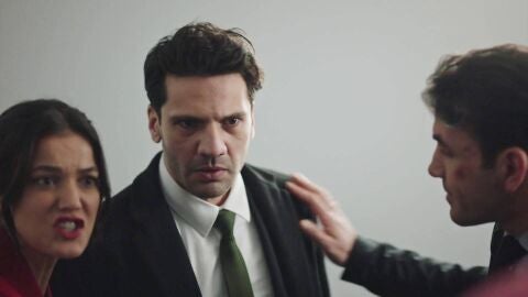 Secretos de familia - Ilgaz pierde los nervios ante la desaparición de Dafne