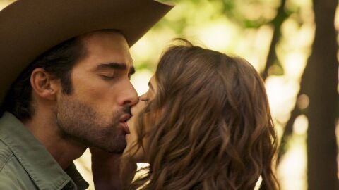 Me atrevo a amarte - Alejandro y Victoria se besan por primera vez &iexcl;aunque &eacute;l ya sabe que ella es hija de Valente!