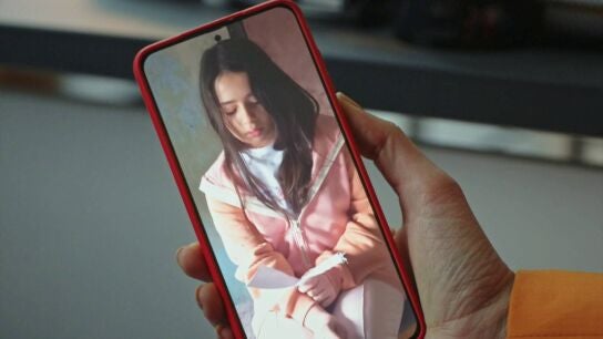 Secretos de familia - Defne manda un v&iacute;deo a Ilgaz