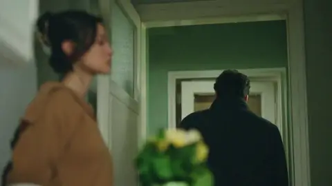 Secretos de familia - Ilgaz acude a pedir perdón a Ceylin pero ella no puede Secretos de familia - Ilgaz acude a pedir perdón a Ceylin pero ella no puede