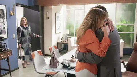 Estela sorprende a Ángela y a Armando abrazados Estela sorprende a Ángela y a Armando abrazados