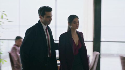 Ilgaz está celoso de ver a Ceylin con Omër, un tipo peligroso