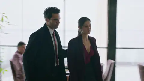 Ilgaz está celoso de ver a Ceylin con Omër, un tipo peligroso Ilgaz está celoso de ver a Ceylin con Omër, un tipo peligroso