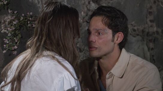 Andrés le propone a Elsa que se fuge con él