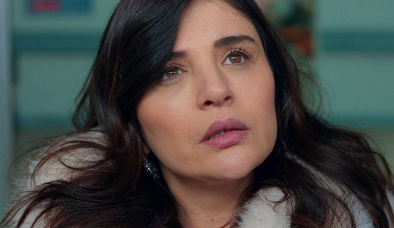 Nur acusa a Ela de empujarla por las escaleras y logra que toda la familia se ponga en su contra