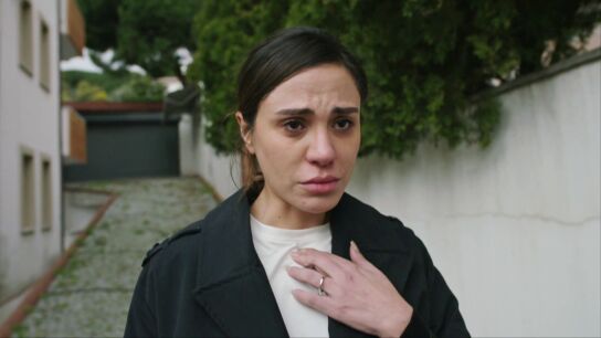 Secretos de familia - Derya encuentra el cad&aacute;ver de Pars en su casa