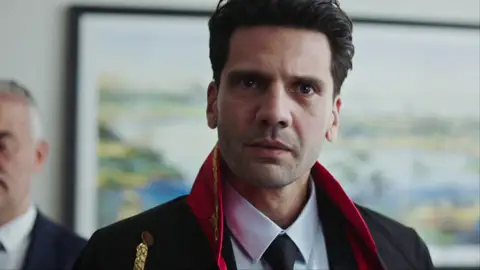 Secretos de familia - Ilgaz es detenido por corrupción ¿por culpa de Yekta? Secretos de familia - Ilgaz es detenido por corrupción ¿por culpa de Yekta?