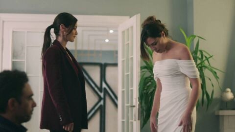 Secretos de familia - Derya se prueba su vestido de novia