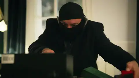 Neco se apropia de las pertenencias de Nur Neco se apropia de las pertenencias de Nur