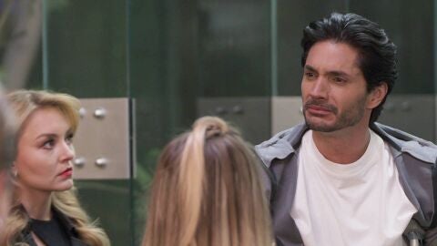 Gael se despide de su familia antes de entregarse a las autoridades