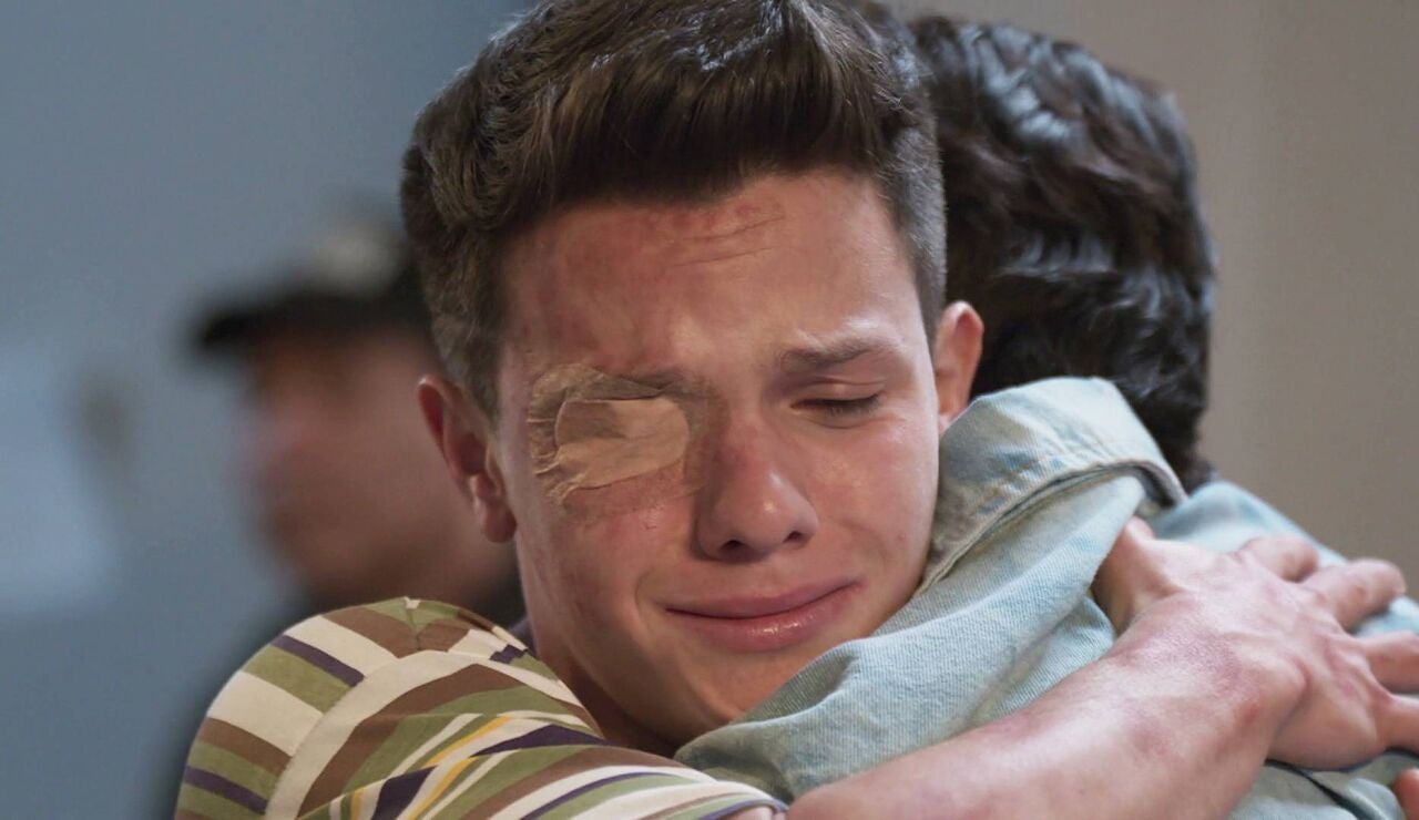 Benjam&iacute;n llama "pap&aacute;" a Gael y &eacute;l le pide a su hijo que intervenga para unir a Leona y David 