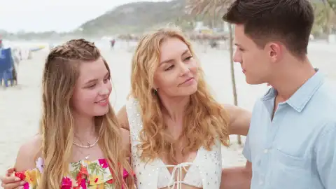 Leona enseña a sus hijos dónde creció Leona enseña a sus hijos dónde creció