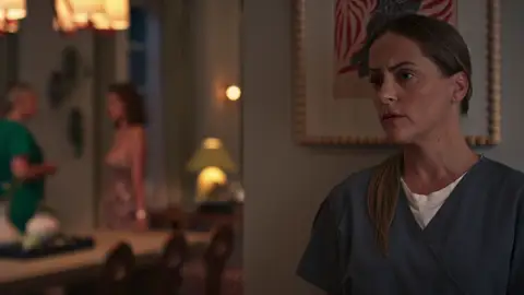 Tania le dice a Alberto que no se tome las pastillas que le da Cristina Tania le dice a Alberto que no se tome las pastillas que le da Cristina