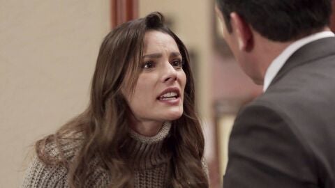 Elsa se enfrenta a su padre por tener a su madre en un psquiátrico