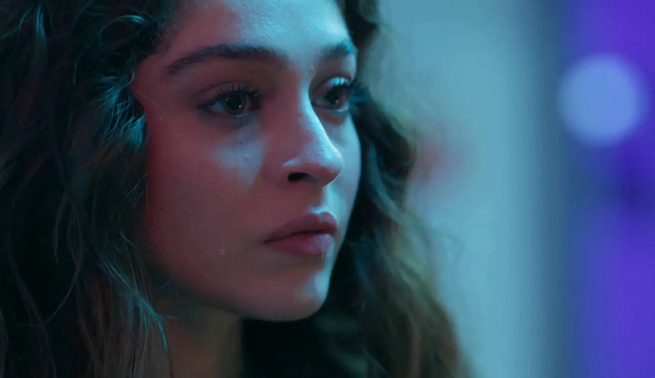 Mali encierra a Nur en una cámara frigorífica para matarla, pero Leyla acaba salvándola