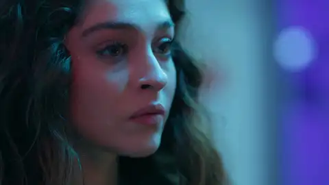 Mali encierra a Nur en una cámara frigorífica para matarla, pero Leyla acaba salvándola Mali encierra a Nur en una cámara frigorífica para matarla, pero Leyla acaba salvándola