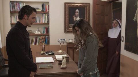 Andrés y Elsa, a punto de ser pillados besándose