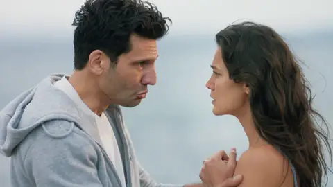 Ilgaz fingió su muerte para proteger a Ceylin y a su hija Ilgaz fingió su muerte para proteger a Ceylin y a su hija