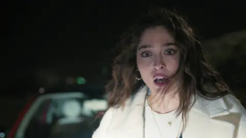 Leyla, a punto de ser atropellada en plena noche Leyla, a punto de ser atropellada en plena noche