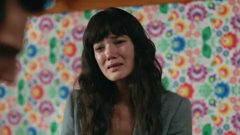 Ceylin e Ilgaz descubren cómo ha vivivo Mercan estos cinco años secuestrada Ceylin e Ilgaz descubren cómo ha vivivo Mercan estos cinco años secuestrada