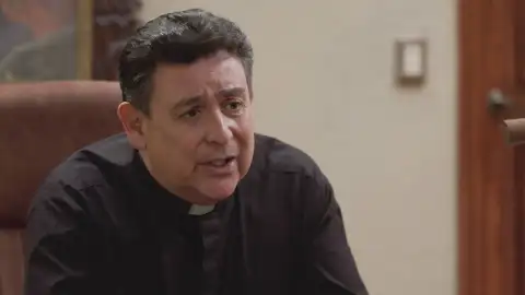 El padre Reynaldo evita que Armando cometa un grave error El padre Reynaldo evita que Armando cometa un grave error